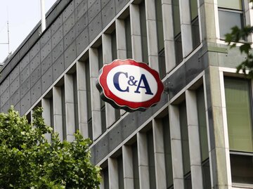 C&A Schild an Hauswand | © Getty Images/Jeremy Moeller