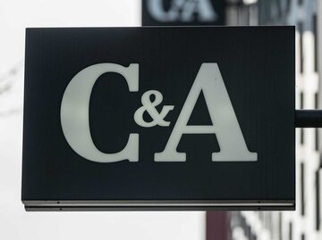 C&A Logo vor einem Geschäft | © IMAGO/onemorepicture