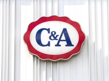 C&A Logo eines Geschäfts | © Adobe Stock/doganmesut