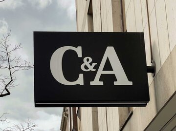 Logo-Schild eines C&A-Geschäfts | © Adobe Stock/Dennis