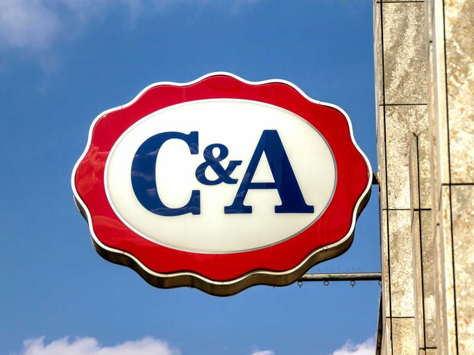 C&A-Logo eines Geschäfts | © Adobe Stock/doganmesut