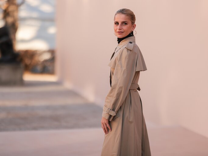 Streetstyle von Caro Daur in beigem Trenchcoat | © Getty Images/Jeremy Moeller