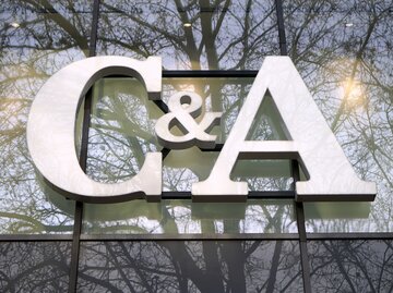 C&A Logo / Glasfront mit Bäumen | © Adobe Stock/Martin Debus