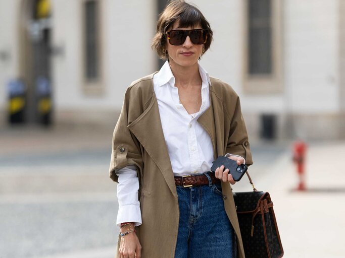 Frau mit Bluse, Trenchcoat und Wide Leg Pants | © Getty Images/Valentina Frugiuele