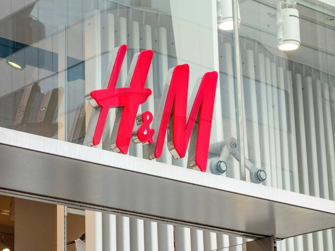 H&M Shop Logo | © Adobe Stock/IB Photography