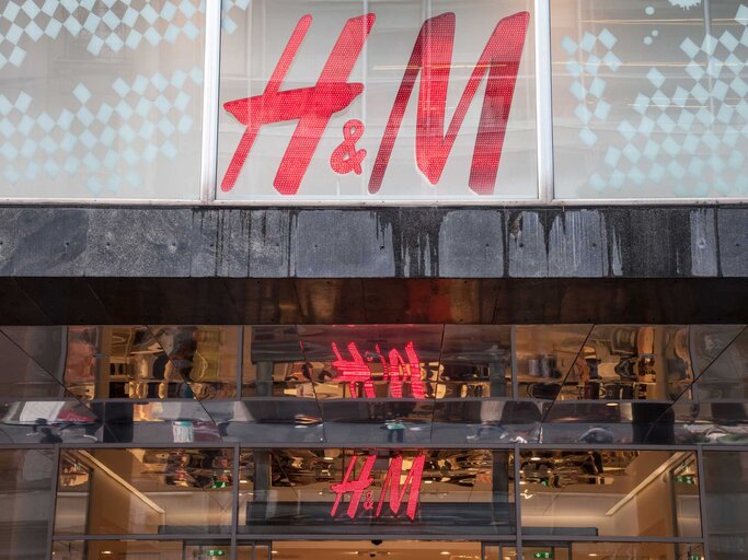 H&M Logo | © Getty Images/BalkansCat