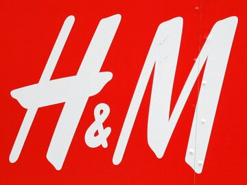 Weißes H&M-Logo auf rotem Hintergrund | © Getty Images/ TENGKU BAHAR/AFP 