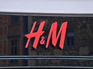 Rotes H&M Logo auf einer Glasfassade eines H&M-Shops. | © Adobe Stock/panithi33