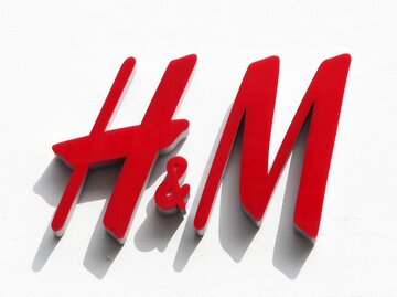 Rotes H&M-Logo auf weißem Hintergrund | © AdobeStock/Ricochet64