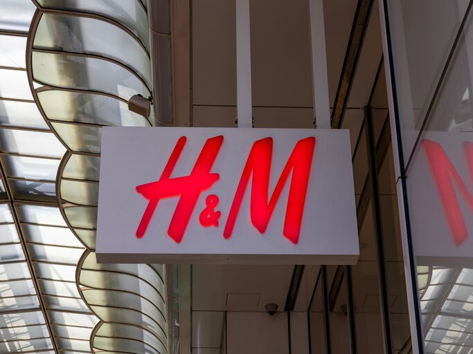H&M Logo | © Adobe Stock/ J_News_photo