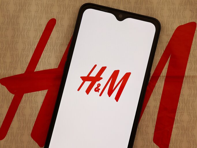 Handy mit geöffneter H&M-App | © AdobeStock/Brenda Blossom