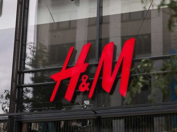 H&M Logo eines Geschäfts vor einer Glasfront | © Getty Images/Jeremy Möller