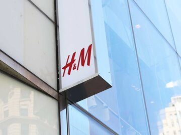 H&M Logo an einer Glasfront | © Getty Images/Michael M. Santiago