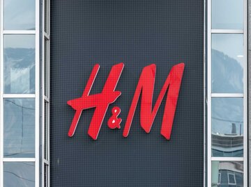 H&M Logo auf schwarzer Wand | © Adobe Stock/driendl