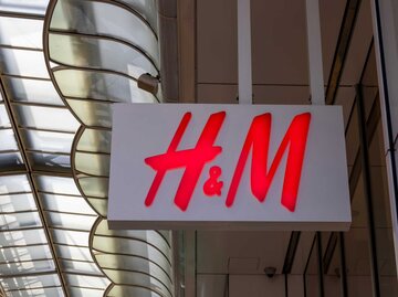 H&M Logo eines Geschäftes | © Adobe Stock/J_News_photo