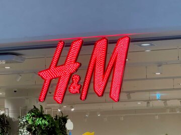 H&M Logo vor einem Geschäft | © Adobe Stock/IB Photography
