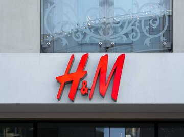 H&M Store in Polen | © Adobe Stock/Longfin Media