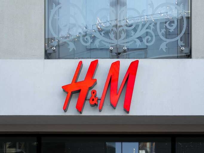 H&M Store in Polen | © Adobe Stock/Longfin Media