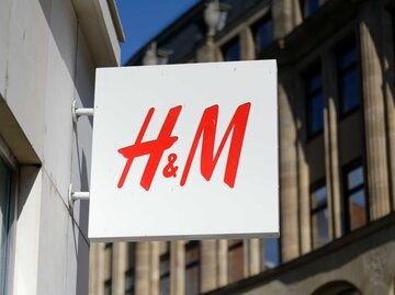 H&M Logo eines Geschäfts | © Adobe Stock/gehapromo