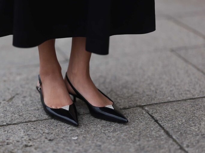 Schwarze Slingpumps auf einem Steinboden | © Getty Images/Jeremy Moeller