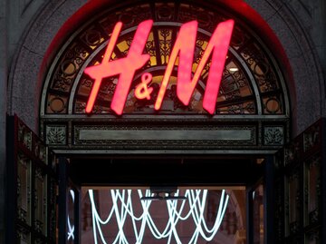 H&M Logo vor einem Geschäft | © IMAGO/Pond5 Images