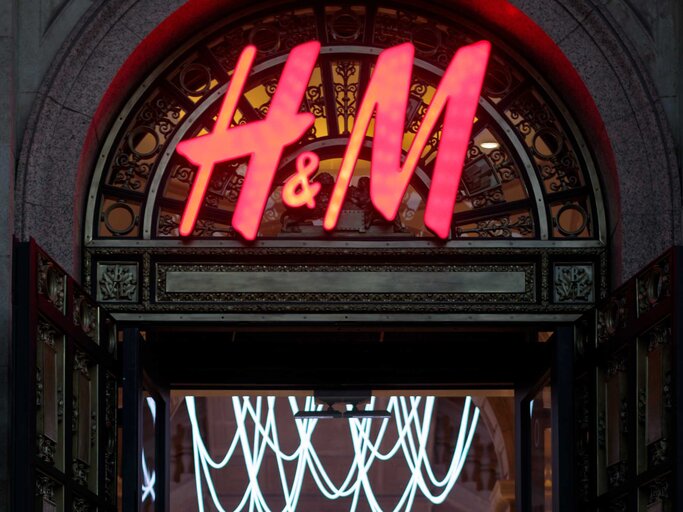 H&M Logo vor einem Geschäft | © IMAGO/Pond5 Images