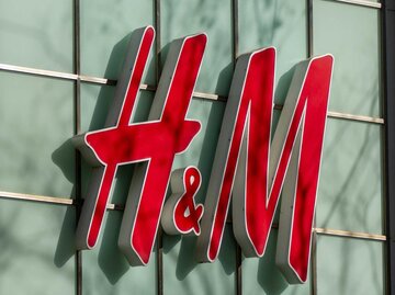 H&M Logo eines Geschäfts | © Adobe Stock/J_News_photo