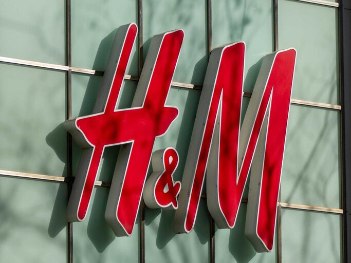 H&M Logo eines Geschäfts | © Adobe Stock/J_News_photo