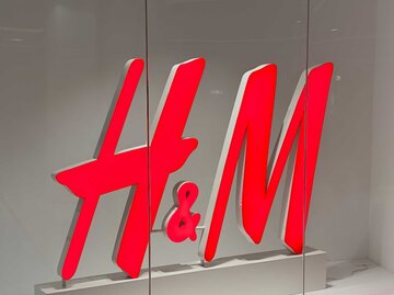 H&M Logo in einem Schaufenster | © Adobe Stock/IB Photography