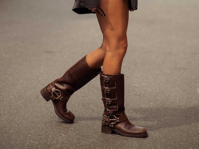 Frau mit Bikerboots | © Getty Images/Raimonda Kulikauskiene