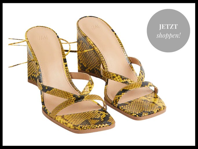 Sandalen mit Keilabsatz im Snake Print | © H&M