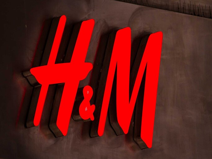 H&M Logo | © Adobe Stock/BGStock72