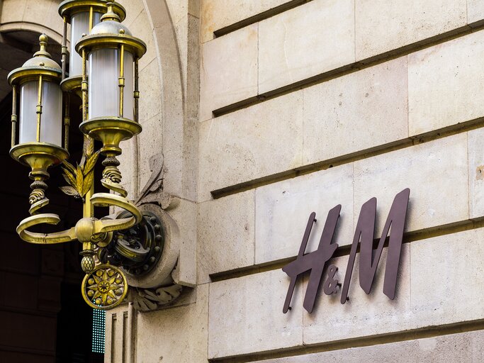 H&M Logo | © Adobe Stock/Manuel Milan