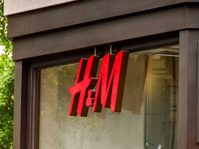 H&M Shop von außen | © Adobe Stock/Cerib