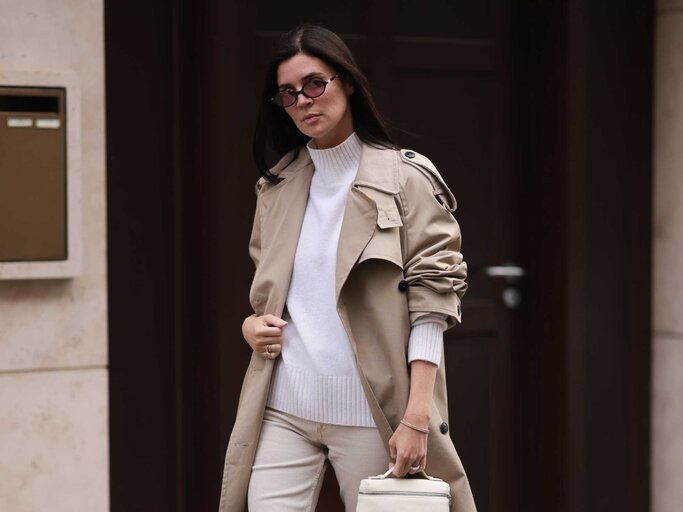 Frau trägt ein Outfit in Beige | © Getty Images/Jeremy Moeller 