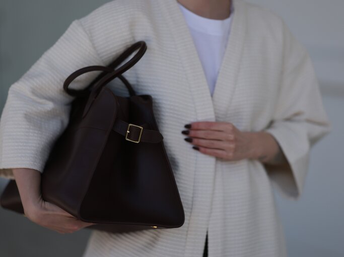 Streetstyle von Maria Barteczko mit "Margaux"-Tasche von The Row | © Getty Images/Jeremy Moeller