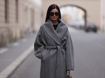 Streetstyle von Leo Eberlin in einem grauen Mantel mit Bindegürtel | © Getty Images/Jeremy Moeller