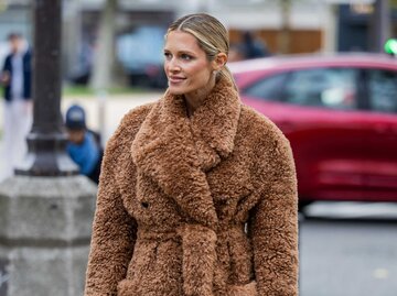 Helena Bordon trägt einen braunen Teddymatel | © Getty Images/Christian Vierig