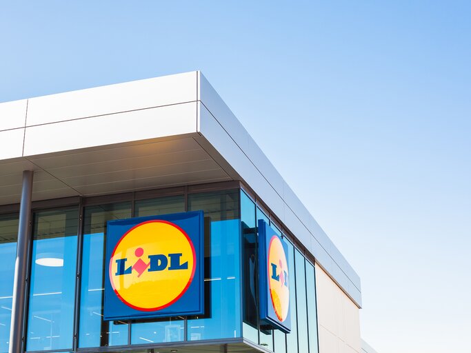 Lidl Supermarkt von außen fotografiert | © dvoevnore - stock.adobe.com