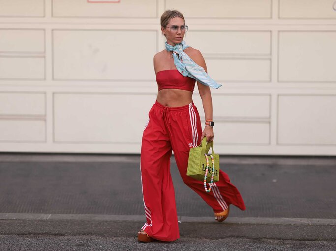 Selbstbewusste und gut gekleidete Frau mit einem selbstbewussten, roten Outfit. | © Getty Images/Jeremy Moeller 