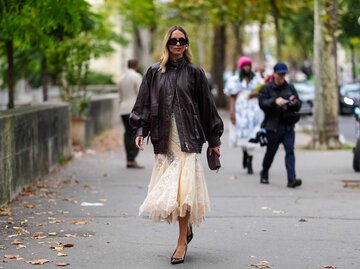 Candela Novembre trägt angesagte Oversized Lederjacke. | © Getty Images/Edward Berthelot