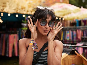 Junge Frau beim Shoppen einer Sonnenbrille. | © Getty Images/Klaus Vedfelt