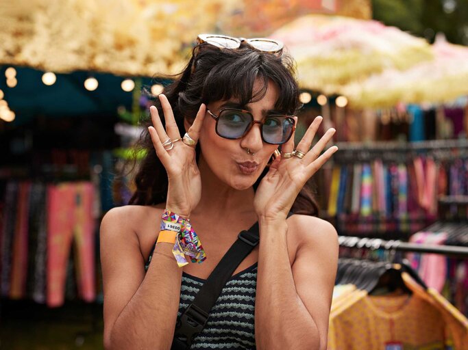 Junge Frau beim Shoppen einer Sonnenbrille. | © Getty Images/Klaus Vedfelt