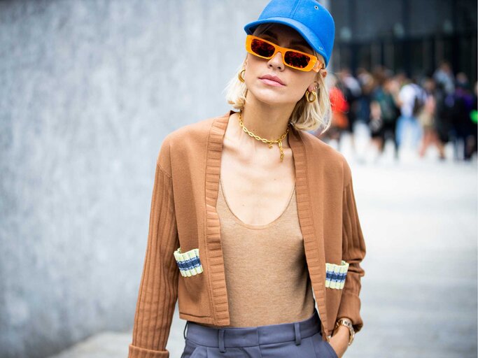 Vicky Rader trägt eine kurze Strickjacke. | © Getty Images/Claudio Lavenia