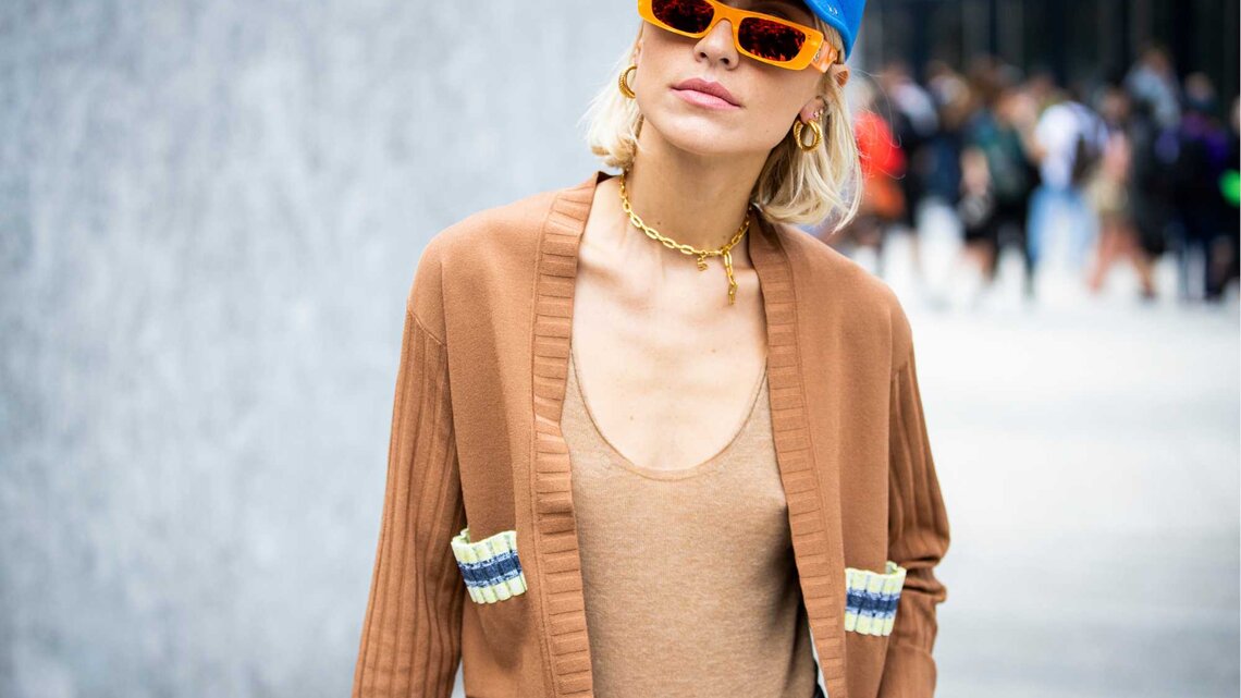 Vicky Rader trägt eine kurze Strickjacke. | © Getty Images/Claudio Lavenia