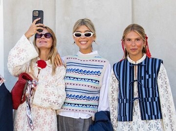 Eine Gruppe von Gästen der Kopenhagen Fashion Week trägt verschiedene Layering-Looks. | © Getty Images/Christian Vierig