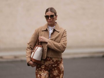 Influencerin kombiniert eine Wildlederjacke mit passenden Farben und Accessoires. | © Getty Images/Jeremy Moeller 