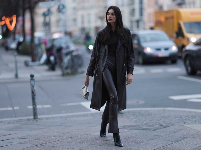 Influencerin läuft mit optisch langen Beinen durch Berlin. | © Getty Images/Jeremy Moeller