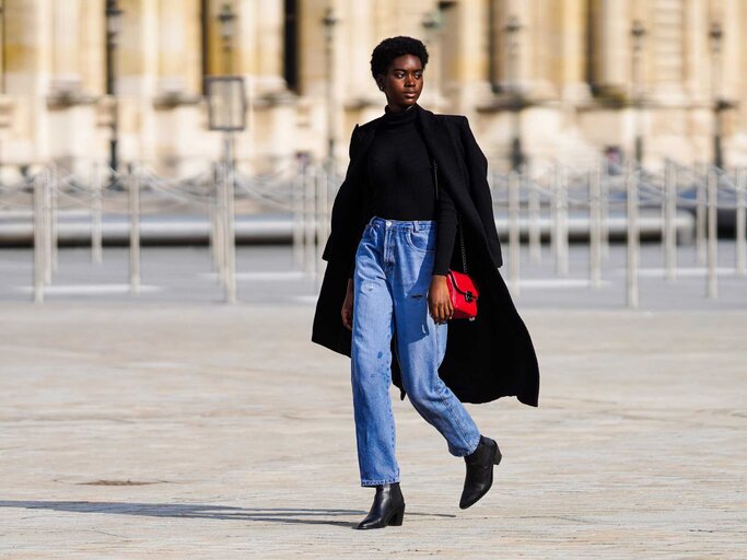 Influencerin zeigt wie man Jeans perfekt kombiniert. | © Getty Images/Edward Berthelot