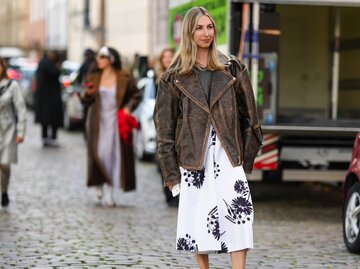 Frau trägt einen Streetstyle der zur Wrong Jacket Theory passt. | © Getty Images/Edward Berthelot